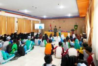 Siswa-siswi baru SMKN 1 Pamekasan antusias mengikuti penutupan MPLS. (KLIKMADURA)