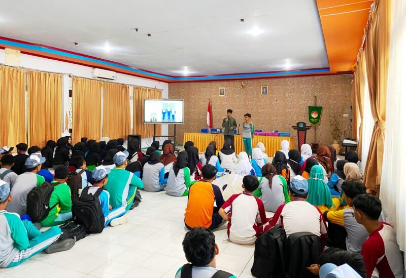 Siswa-siswi baru SMKN 1 Pamekasan antusias mengikuti penutupan MPLS. (KLIKMADURA)