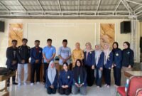 Mahasiswa KKN UTM Kelompok 16 foto bersama warga Desa Dempo Barat, Kecamatan Pasean, Kabupaten Pamekasan. (KLIKMADURA)