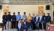 Mahasiswa KKN UTM Kelompok 16 foto bersama warga Desa Dempo Barat, Kecamatan Pasean, Kabupaten Pamekasan. (KLIKMADURA)
