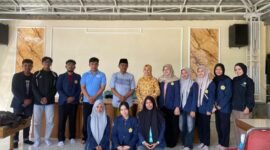 Mahasiswa KKN UTM Kelompok 16 foto bersama warga Desa Dempo Barat, Kecamatan Pasean, Kabupaten Pamekasan. (KLIKMADURA)