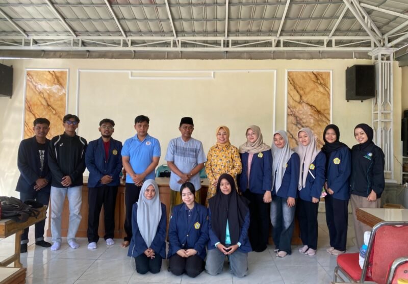 Mahasiswa KKN UTM Kelompok 16 foto bersama warga Desa Dempo Barat, Kecamatan Pasean, Kabupaten Pamekasan. (KLIKMADURA)