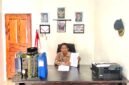 Kuasa hukum pelapor, Mohammad Taufik menunjukkan salinan putusan MA. (KLIKMADURA)