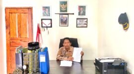 Kuasa hukum pelapor, Mohammad Taufik menunjukkan salinan putusan MA. (KLIKMADURA)