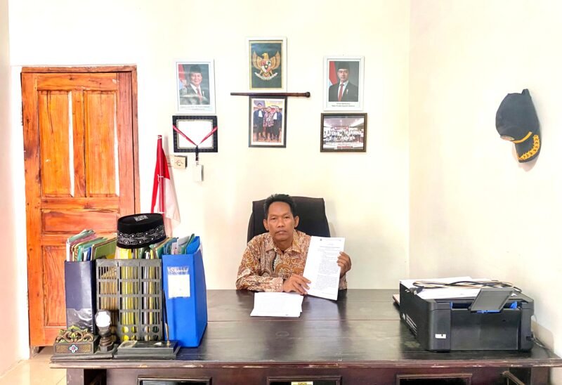 Kuasa hukum pelapor, Mohammad Taufik menunjukkan salinan putusan MA. (KLIKMADURA)