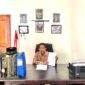 Kuasa hukum pelapor, Mohammad Taufik menunjukkan salinan putusan MA. (KLIKMADURA)