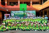 Siswa-siswi SDI Al-Munawarah foto bersama usai penutupan MPLS. (KLIKMADURA)