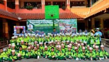 Siswa-siswi SDI Al-Munawarah foto bersama usai penutupan MPLS. (KLIKMADURA)