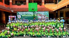 Siswa-siswi SDI Al-Munawarah foto bersama usai penutupan MPLS. (KLIKMADURA)