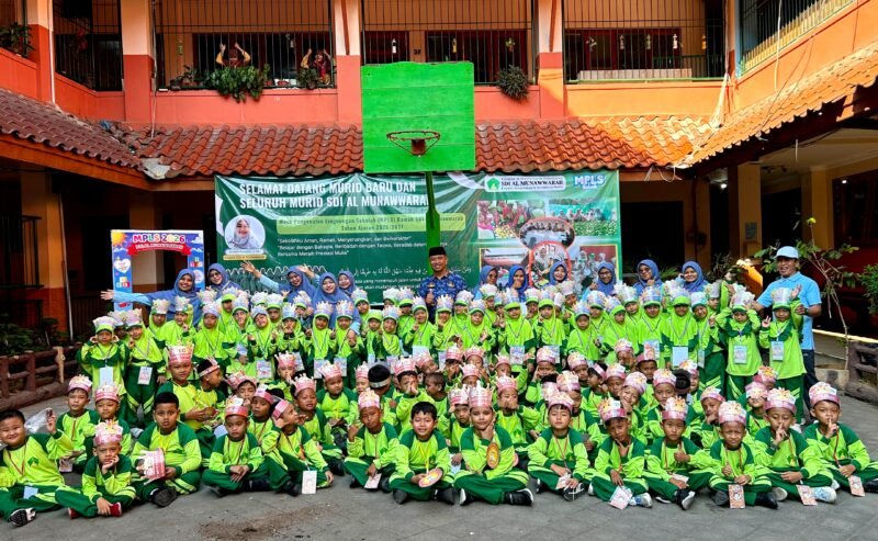 Siswa-siswi SDI Al-Munawarah foto bersama usai penutupan MPLS. (KLIKMADURA)