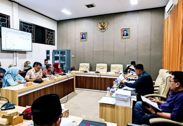 Komisi IV DPRD Pamekasan Saat Rapat Evaluasi Bersama Manajemen RSUD Smart Pamekasan. (KLIKMADURA)