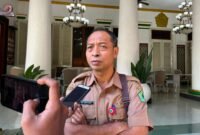 Kepala Dinas Kesehatan, dr. Saifudin saat diwawancara awak media. (KLIKMADURA)