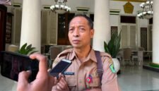 Kepala Dinas Kesehatan, dr. Saifudin saat diwawancara awak media. (KLIKMADURA)