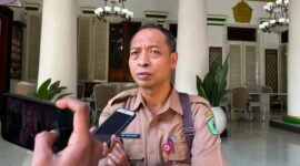 Kepala Dinas Kesehatan, dr. Saifudin saat diwawancara awak media. (KLIKMADURA)