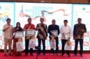Rektor Universitas Wiraraja (Unija) Sumenep Dr. Sjaifurrachman, S.H., C.N., M.H. didampingi jajaran pimpinan universitas dan fakultas foto bersama para pemateri. (KLIKMADURA)