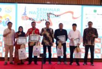Rektor Universitas Wiraraja (Unija) Sumenep Dr. Sjaifurrachman, S.H., C.N., M.H. didampingi jajaran pimpinan universitas dan fakultas foto bersama para pemateri. (KLIKMADURA)