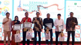 Rektor Universitas Wiraraja (Unija) Sumenep Dr. Sjaifurrachman, S.H., C.N., M.H. didampingi jajaran pimpinan universitas dan fakultas foto bersama para pemateri. (KLIKMADURA)