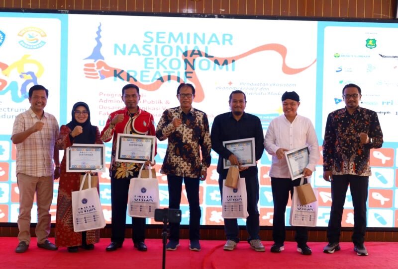 Rektor Universitas Wiraraja (Unija) Sumenep Dr. Sjaifurrachman, S.H., C.N., M.H. didampingi jajaran pimpinan universitas dan fakultas foto bersama para pemateri. (KLIKMADURA)