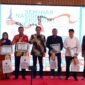Rektor Universitas Wiraraja (Unija) Sumenep Dr. Sjaifurrachman, S.H., C.N., M.H. didampingi jajaran pimpinan universitas dan fakultas foto bersama para pemateri. (KLIKMADURA)