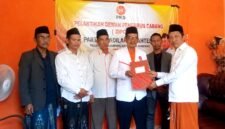 Momentum penyerahakan SK Pengurus DPD PKS Kabupaten Sampang. (KLIKMADURA)