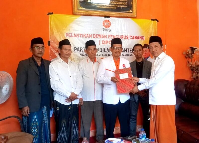 Momentum penyerahakan SK Pengurus DPD PKS Kabupaten Sampang. (KLIKMADURA)