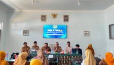 Kabid Pembinaan SD Disdikbud Pamekasan Taufik Hidayat bersama Korwilcambidikbud Larangan Dan Galis di kegiatan Digischool (LAILIYATUN NURIYAH/KLIK MADURA).