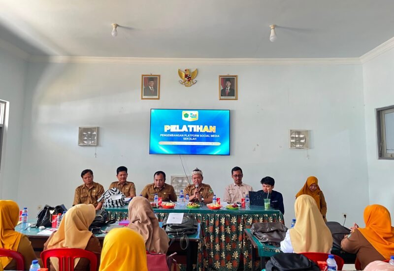 Kabid Pembinaan SD Disdikbud Pamekasan Taufik Hidayat bersama Korwilcambidikbud Larangan Dan Galis di kegiatan Digischool (LAILIYATUN NURIYAH/KLIK MADURA).
