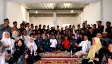 Para pengurus Ikatan Keluarga Alumni Bahrul Ulum (IKABU) Tambakberas, Jombang foto bersama usai menggelar rapat internal. (KLIKMADURA)