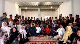Para pengurus Ikatan Keluarga Alumni Bahrul Ulum (IKABU) Tambakberas, Jombang foto bersama usai menggelar rapat internal. (KLIKMADURA)