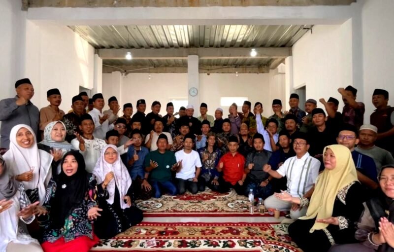 Para pengurus Ikatan Keluarga Alumni Bahrul Ulum (IKABU) Tambakberas, Jombang foto bersama usai menggelar rapat internal. (KLIKMADURA)