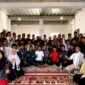 Para pengurus Ikatan Keluarga Alumni Bahrul Ulum (IKABU) Tambakberas, Jombang foto bersama usai menggelar rapat internal. (KLIKMADURA)