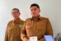 Kepala Bidang Produksi DKPP Pamekasan, Andi Ali Syahbana (kanan) saat diwawancarai awak media. (KLIKMADURA)