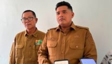 Kepala Bidang Produksi DKPP Pamekasan, Andi Ali Syahbana (kanan) saat diwawancarai awak media. (KLIKMADURA)