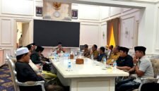 Sejumlah alumni pondok pesantren se-Kecamatan Palengaan bersama tokoh masyarakat berdialog dengan Bupati Pamekasan, KH. Kholilurrahman, Senin (20/7/2026).