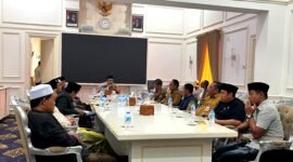 Sejumlah alumni pondok pesantren se-Kecamatan Palengaan bersama tokoh masyarakat berdialog dengan Bupati Pamekasan, KH. Kholilurrahman, Senin (20/7/2026).
