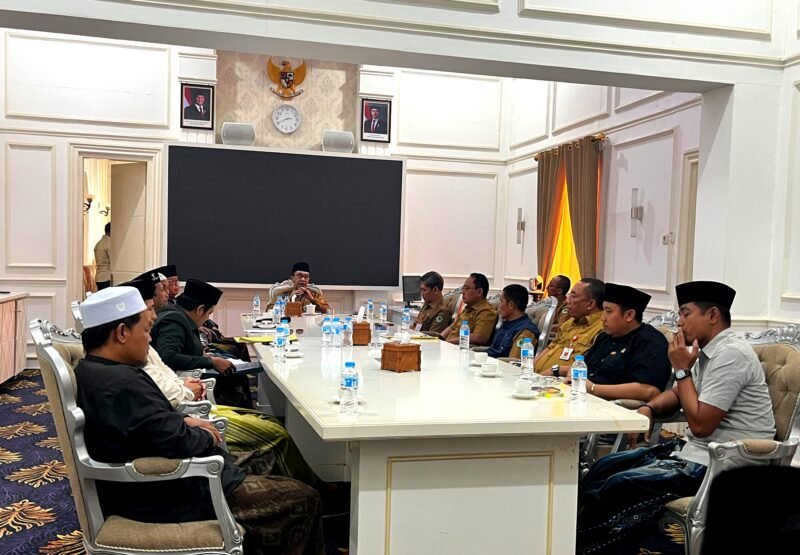 Sejumlah alumni pondok pesantren se-Kecamatan Palengaan bersama tokoh masyarakat berdialog dengan Bupati Pamekasan, KH. Kholilurrahman, Senin (20/7/2026).