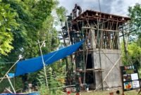 Aparat TNI berjibaku menyelesaikan proyek pengeboran di Desa Panyepen, Kecamatan Jrengik, Kabupaten Sampang. (KLIKMADURA)