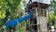 Aparat TNI berjibaku menyelesaikan proyek pengeboran di Desa Panyepen, Kecamatan Jrengik, Kabupaten Sampang. (KLIKMADURA)