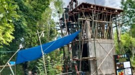 Aparat TNI berjibaku menyelesaikan proyek pengeboran di Desa Panyepen, Kecamatan Jrengik, Kabupaten Sampang. (KLIKMADURA)