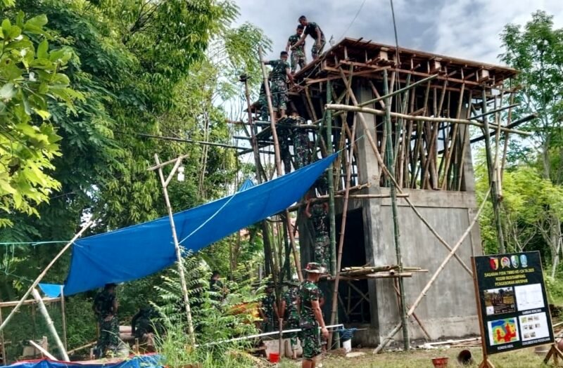 Aparat TNI berjibaku menyelesaikan proyek pengeboran di Desa Panyepen, Kecamatan Jrengik, Kabupaten Sampang. (KLIKMADURA)