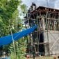 Aparat TNI berjibaku menyelesaikan proyek pengeboran di Desa Panyepen, Kecamatan Jrengik, Kabupaten Sampang. (KLIKMADURA)