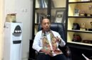 Kepala Dinkes Pamekasan dr. Saifudin saat diwawancarai di ruangannya (LAILIYATUN NURIYAH/KLIK MADURA).