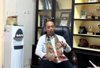Kepala Dinkes Pamekasan dr. Saifudin saat diwawancarai di ruangannya (LAILIYATUN NURIYAH/KLIK MADURA).