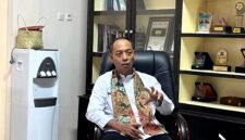 Kepala Dinkes Pamekasan dr. Saifudin saat diwawancarai di ruangannya (LAILIYATUN NURIYAH/KLIK MADURA).