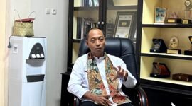 Kepala Dinkes Pamekasan dr. Saifudin saat diwawancarai di ruangannya (LAILIYATUN NURIYAH/KLIK MADURA).