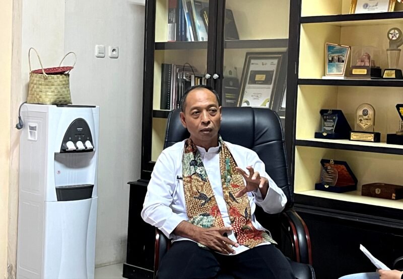 Kepala Dinkes Pamekasan dr. Saifudin saat diwawancarai di ruangannya (LAILIYATUN NURIYAH/KLIK MADURA).
