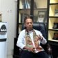 Kepala Dinkes Pamekasan dr. Saifudin saat diwawancarai di ruangannya (LAILIYATUN NURIYAH/KLIK MADURA).