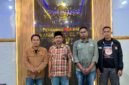 Pengurus Lakpesdam PCNU Sumenep foto bersama perwakilan petani garam yang mengadukan PT Garam (persero). (KLIKMADURA)
