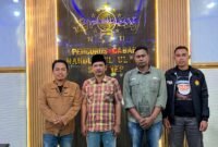 Pengurus Lakpesdam PCNU Sumenep foto bersama perwakilan petani garam yang mengadukan PT Garam (persero). (KLIKMADURA)