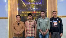 Pengurus Lakpesdam PCNU Sumenep foto bersama perwakilan petani garam yang mengadukan PT Garam (persero). (KLIKMADURA)